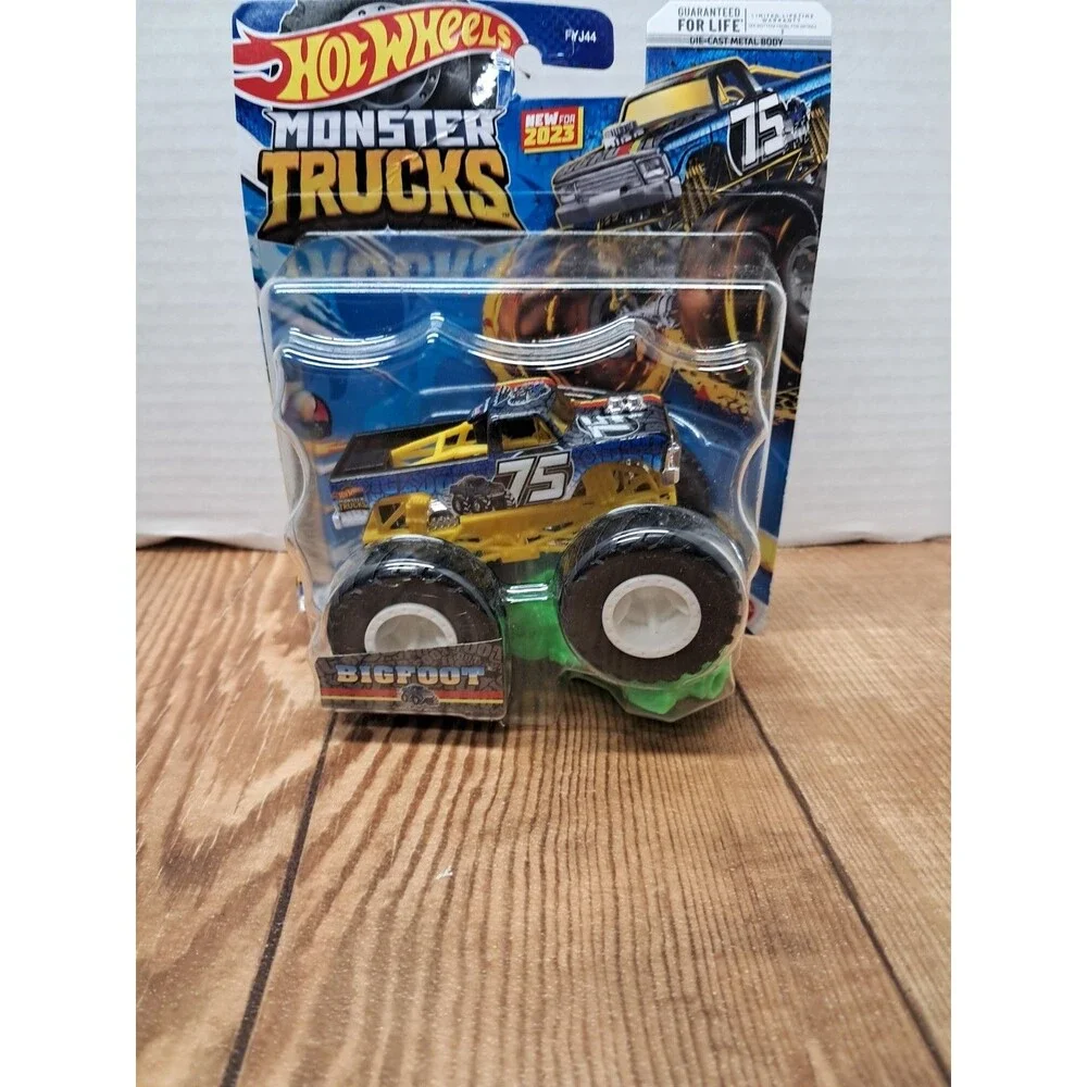 Hot Wheels Monster Trucks Bigfoot 75 1:64 2023 Freestyle Wreckers 9/11 (m)